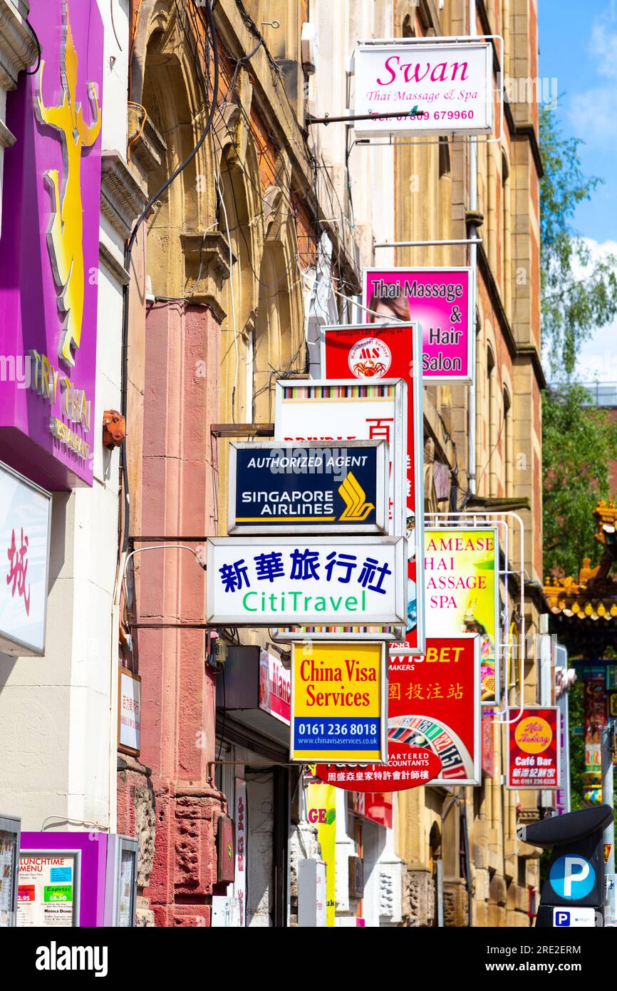 Farbenfrohe Ladenschilder auf der Faulkner Street in Chinatown, Manchester, England, Großbritannien Stockfoto