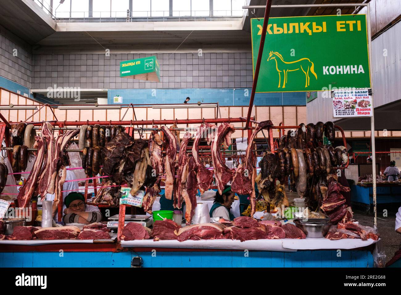 Kasachstan, Almaty. Grüner Basar, Pferdefleischbereich des Basars. Stockfoto