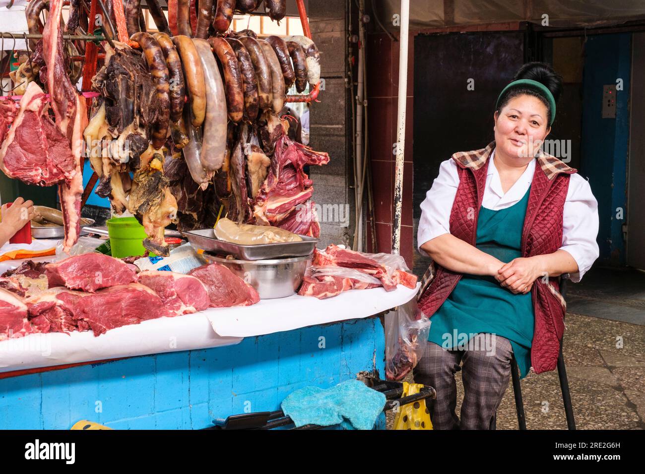 Kasachstan, Almaty. Green Bazaar Anbieter von Pferdefleischprodukten. Stockfoto