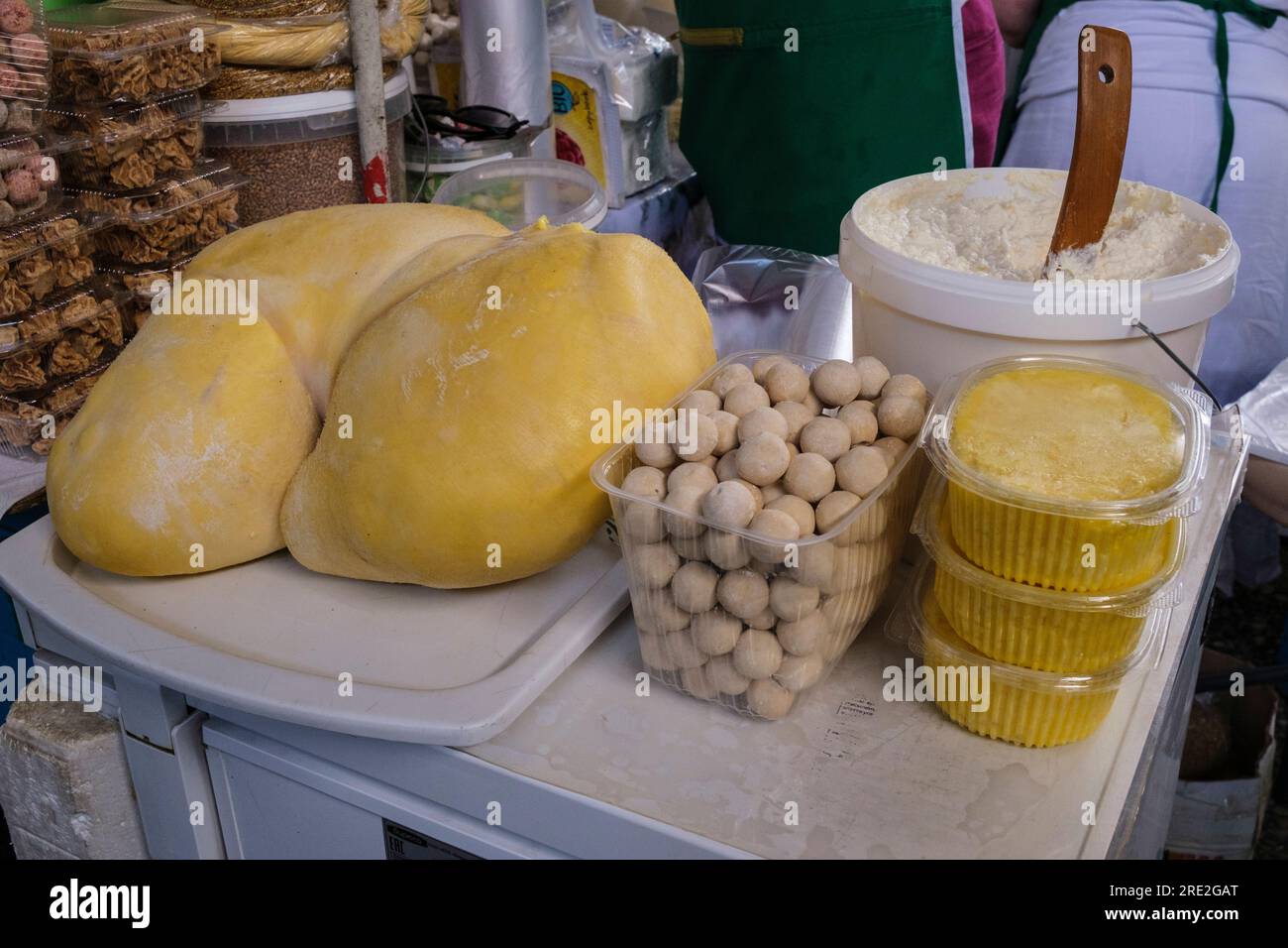 Kasachstan, Almaty. Green Bazaar, Schafsmagen, in dem Butter aufbewahrt wurde. Stockfoto