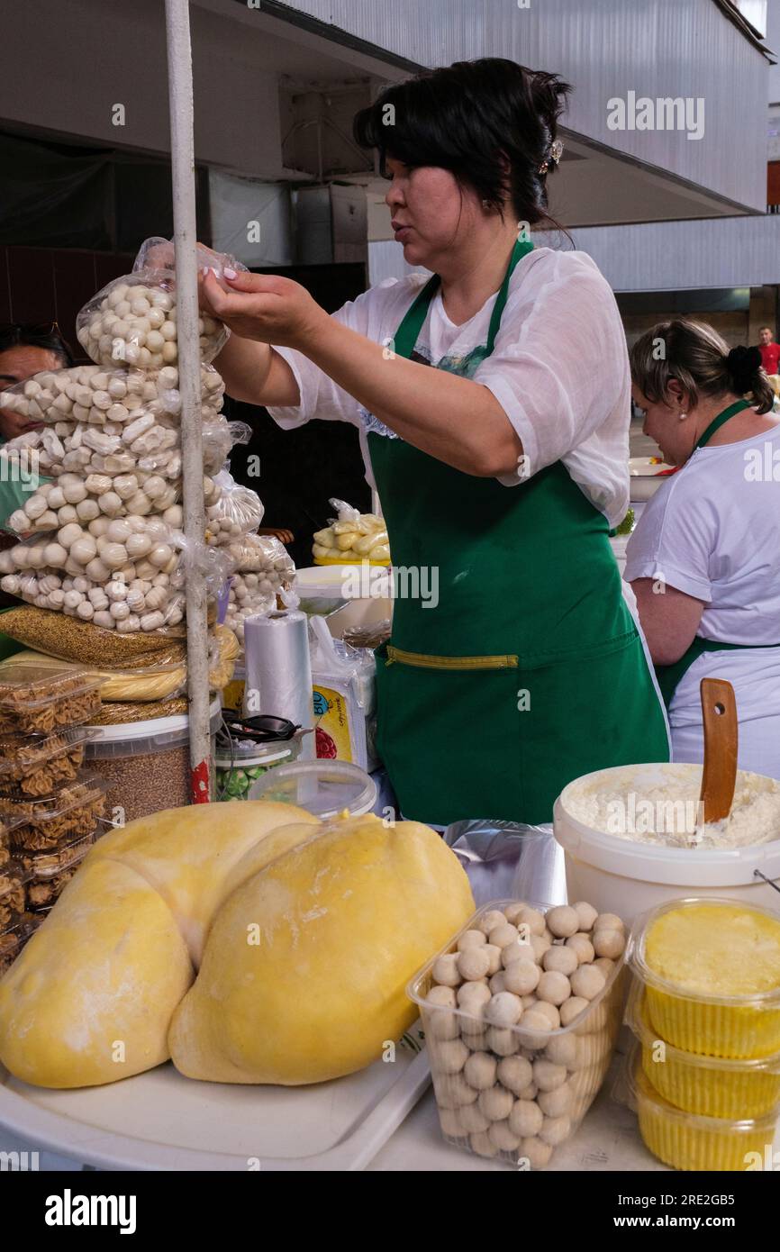 Kasachstan, Almaty. Green Bazaar, Schafsmagen, in dem Butter aufbewahrt wurde. Stockfoto