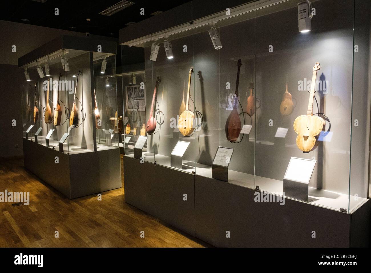 Kasachstan, Almaty. Im Kasachischen Volksmuseum sind Streichinstrumente von Dombra ausgestellt. Stockfoto