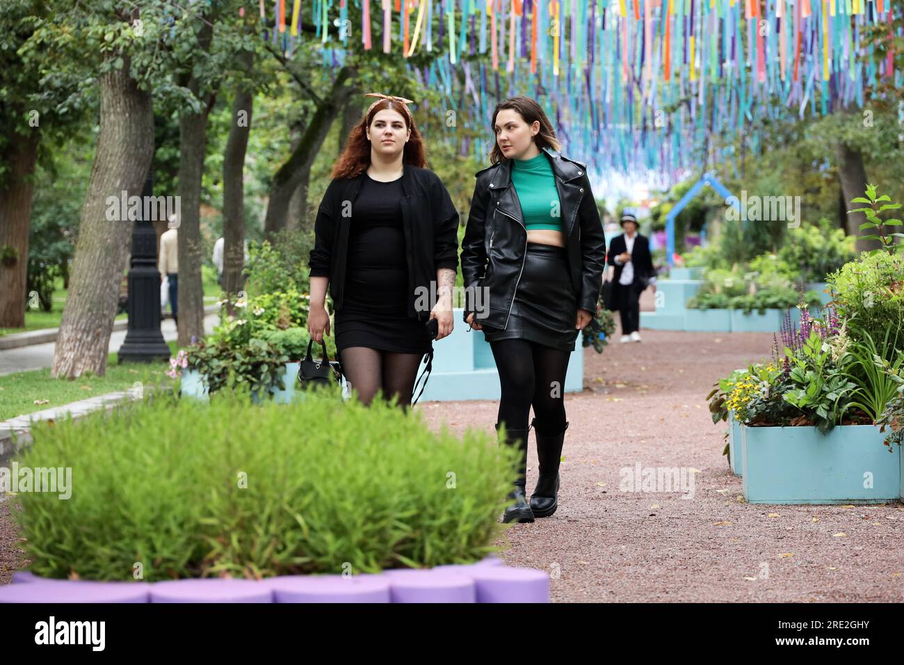 Zwei Mädchen, die im Sommer auf dem Tverskoy Boulevard spazieren, während des Flower Jam Stockfoto