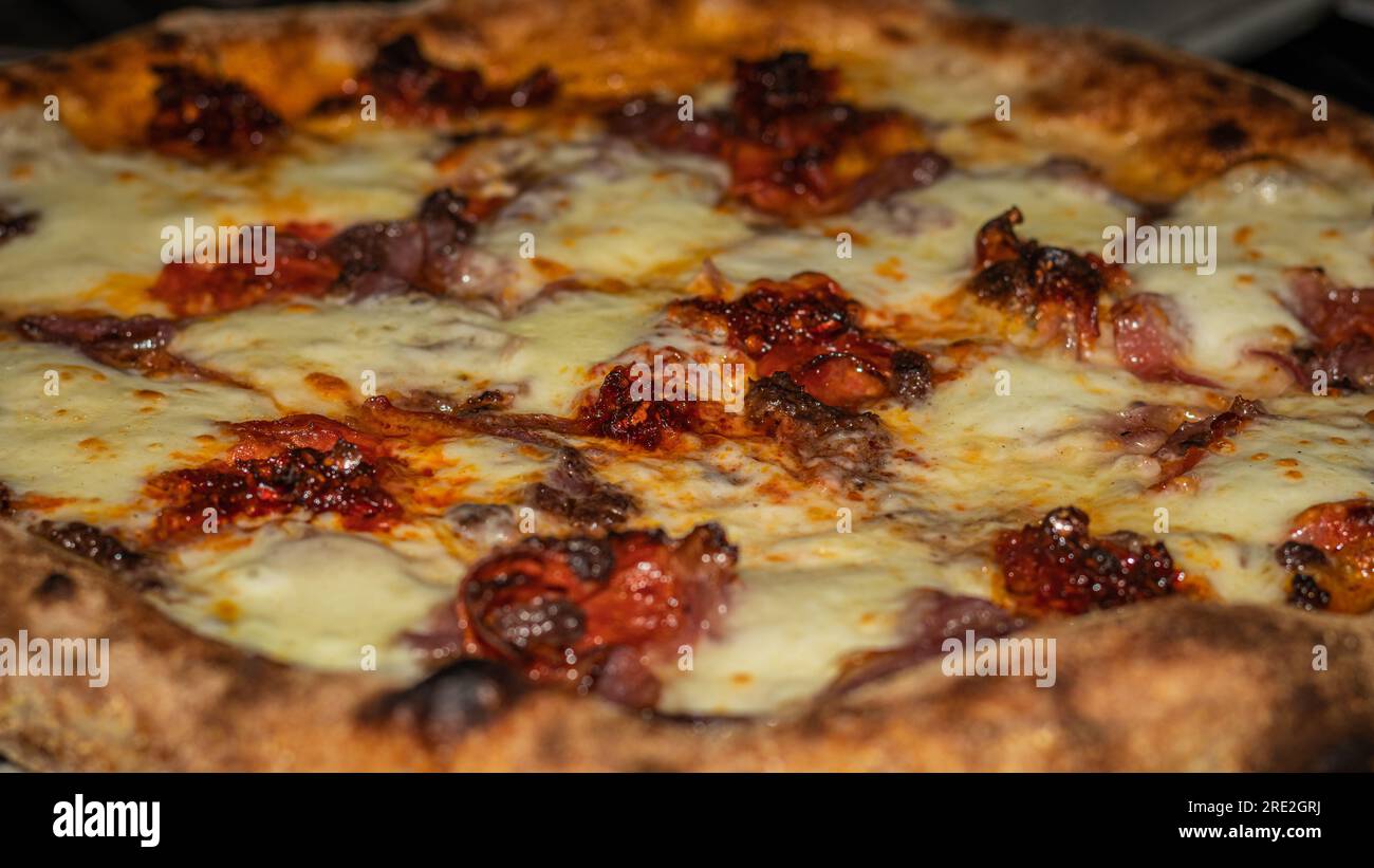 Traditionellen Ofen gebackene Pizza, Italien Stockfoto
