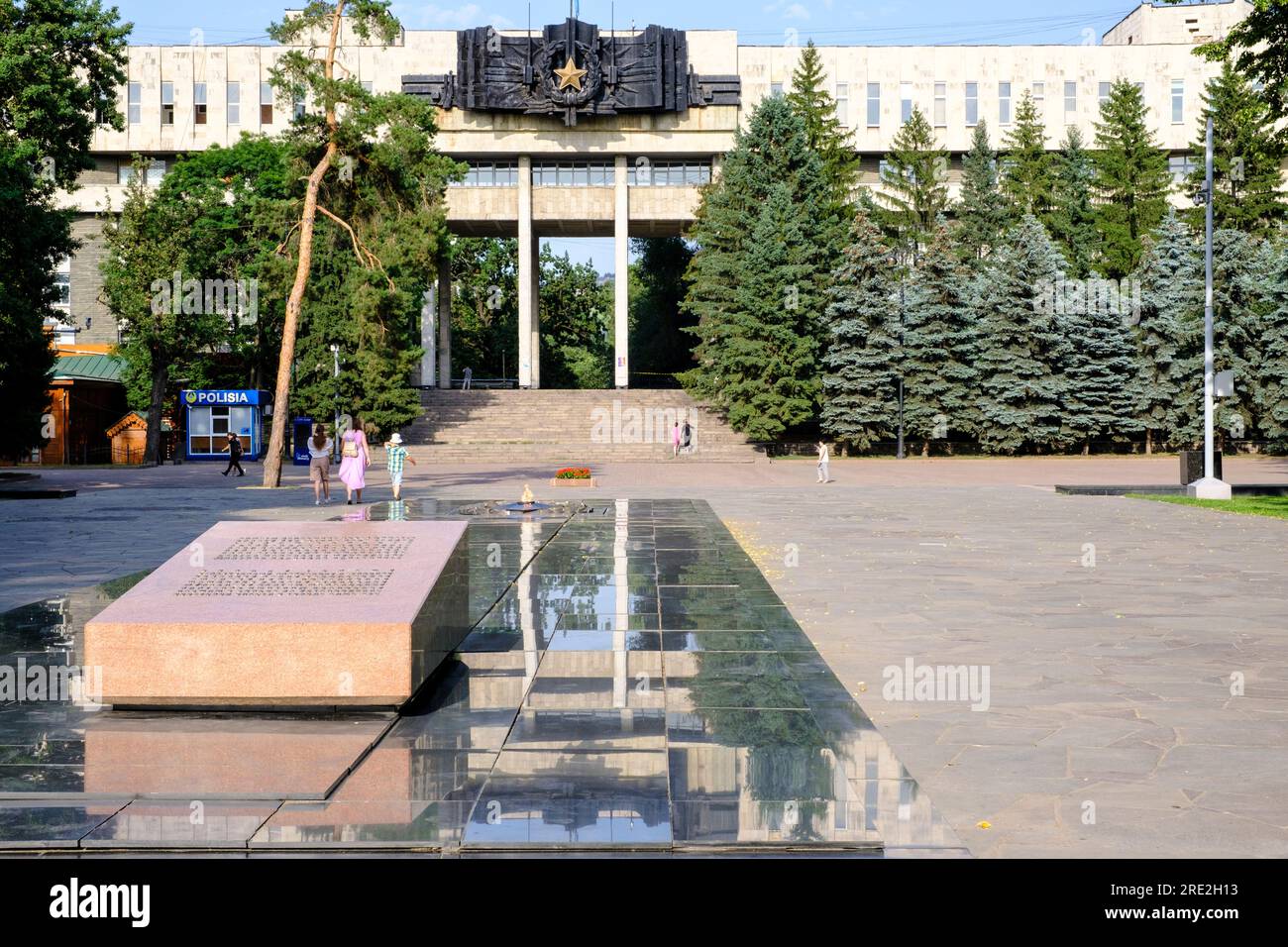 Kasachstan, Almaty. Park der 28 Panfilov-Wachmänner. Ewige Flamme zu Ehren der Opfer des Großen Patriotischen Krieges (Zweiter Weltkrieg). Sowjetische Ära Stockfoto