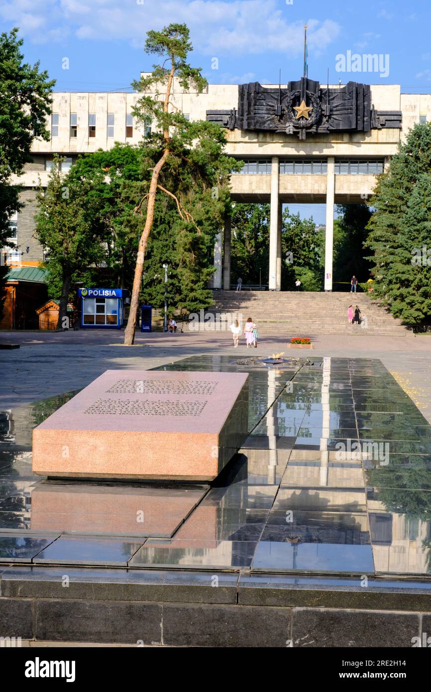 Kasachstan, Almaty. Park der 28 Panfilov-Wachmänner. Ewige Flamme zu Ehren der Opfer des Großen Patriotischen Krieges (Zweiter Weltkrieg). Sowjetische Ära Stockfoto