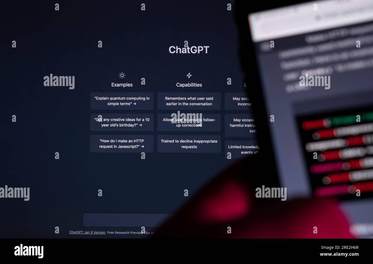 Azoren, Portugal - 16.01.2023: Laptop-Bildschirm mit ChatGPT-Eingabeaufforderung Startseite. Frontend Unschärfe Smartphone-Bildschirm mit AI Chat GPT-Anfrageseite. Entwickeln Stockfoto