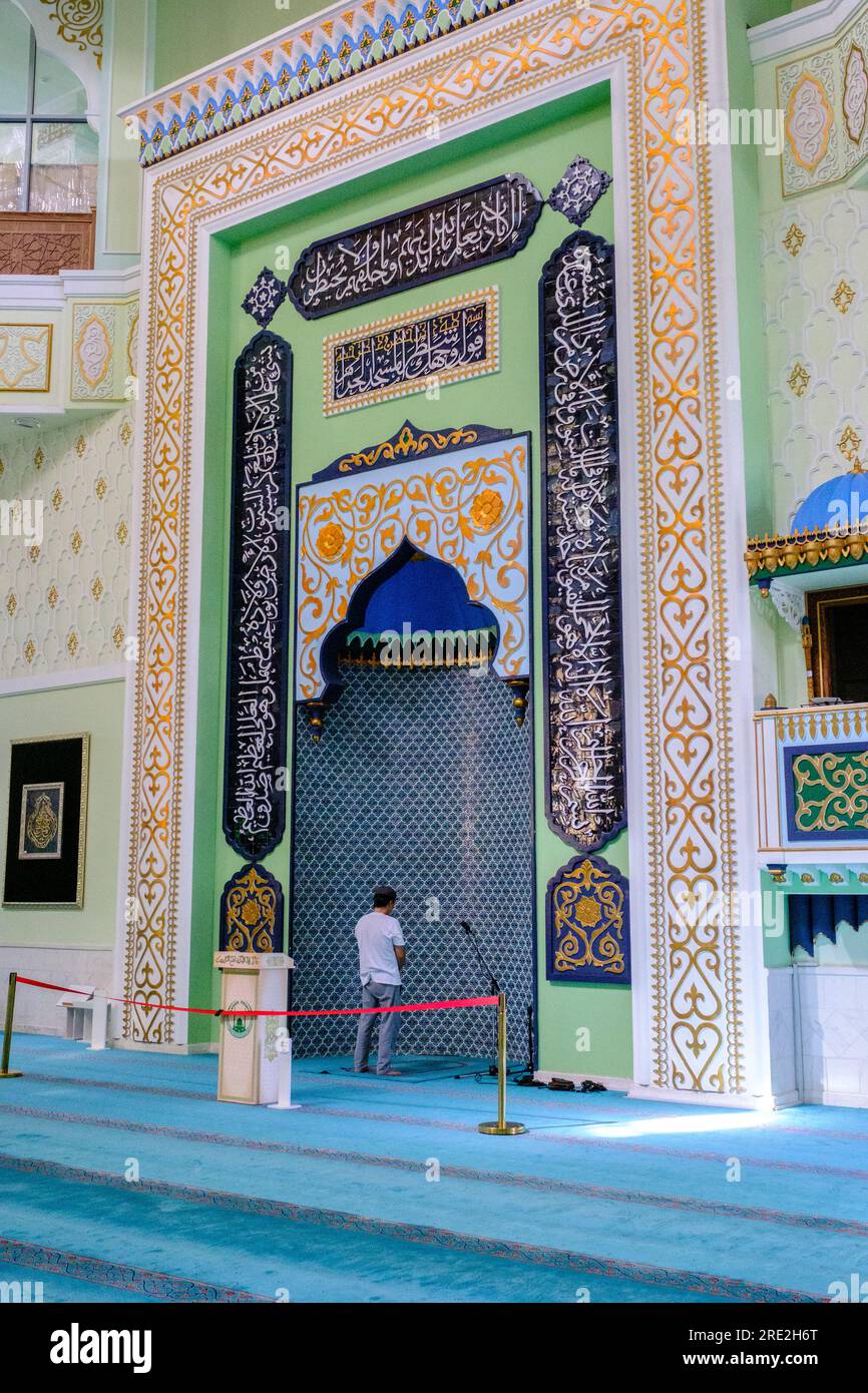 Kasachstan, Almaty. Baiken Moschee mit Mihrab und Gottesdienst. Stockfoto