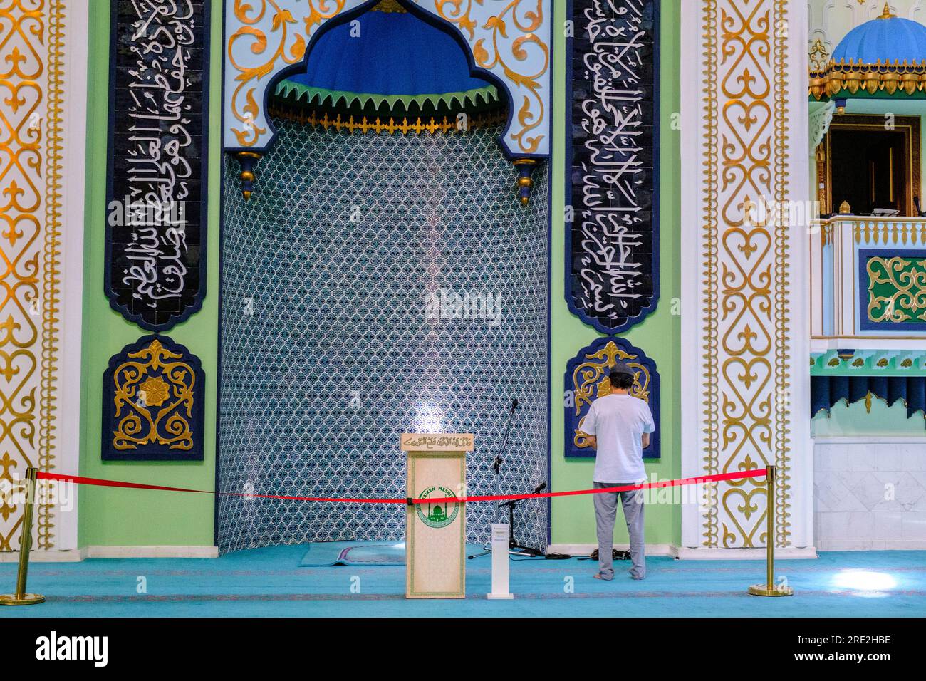 Kasachstan, Almaty. Baiken Moschee mit Mihrab und Gottesdienst. Stockfoto