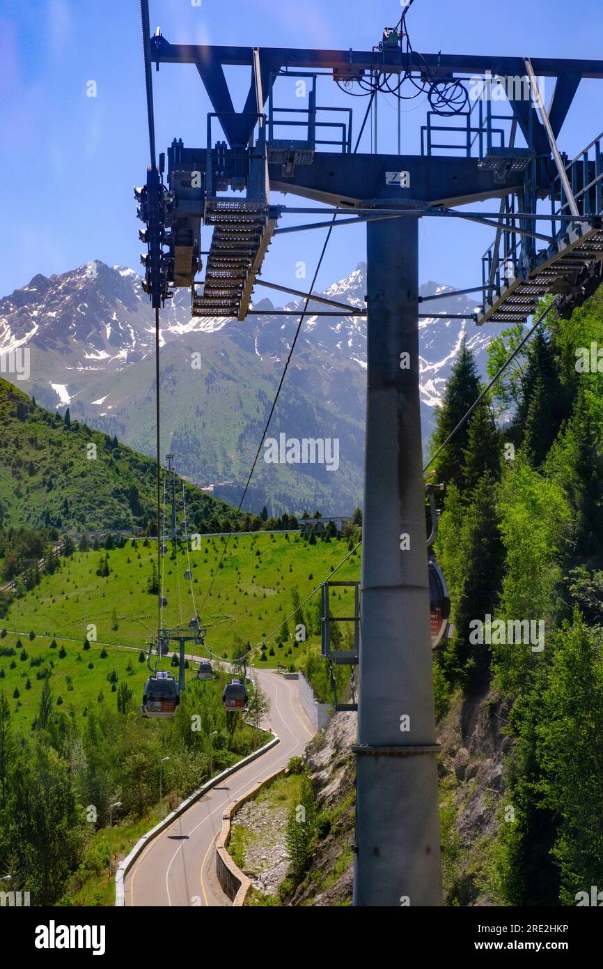 Kasachstan, Almaty. Shymbulak Seilbahn zum Skigebiet. Stockfoto