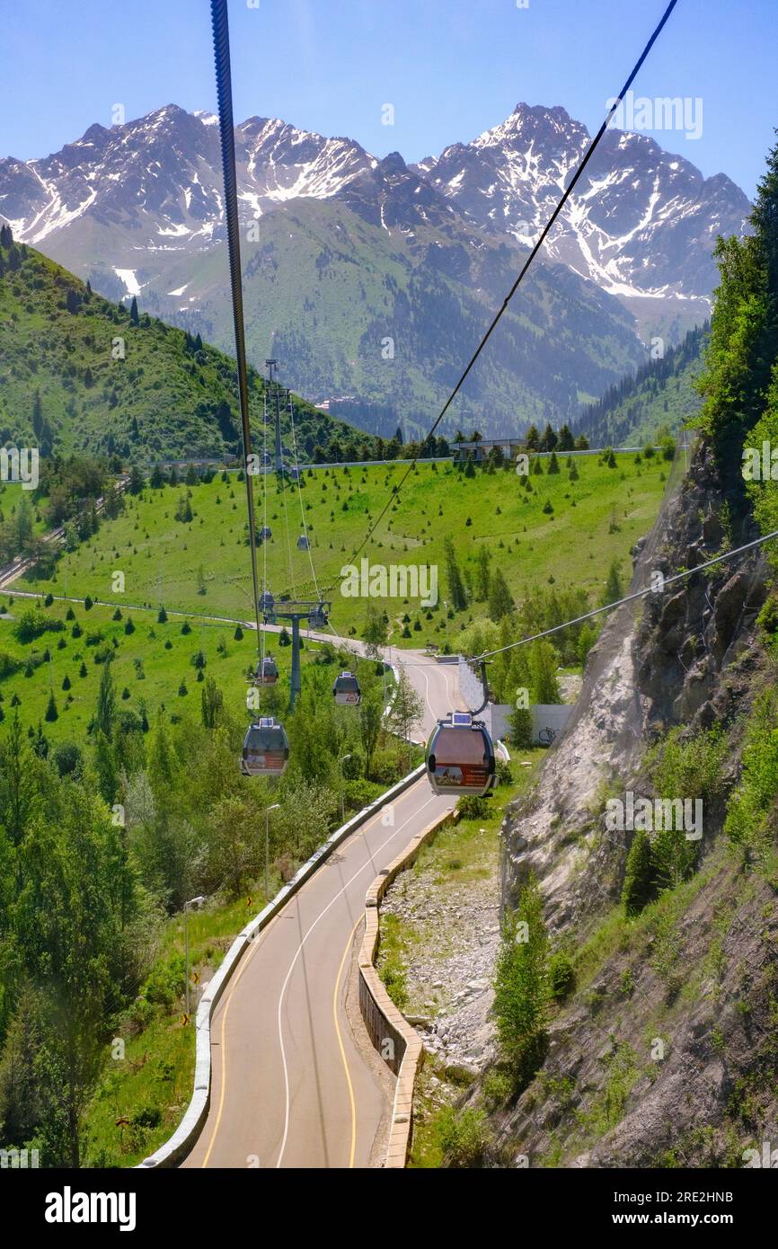 Kasachstan, Almaty. Shymbulak Seilbahn zum Skigebiet. Stockfoto