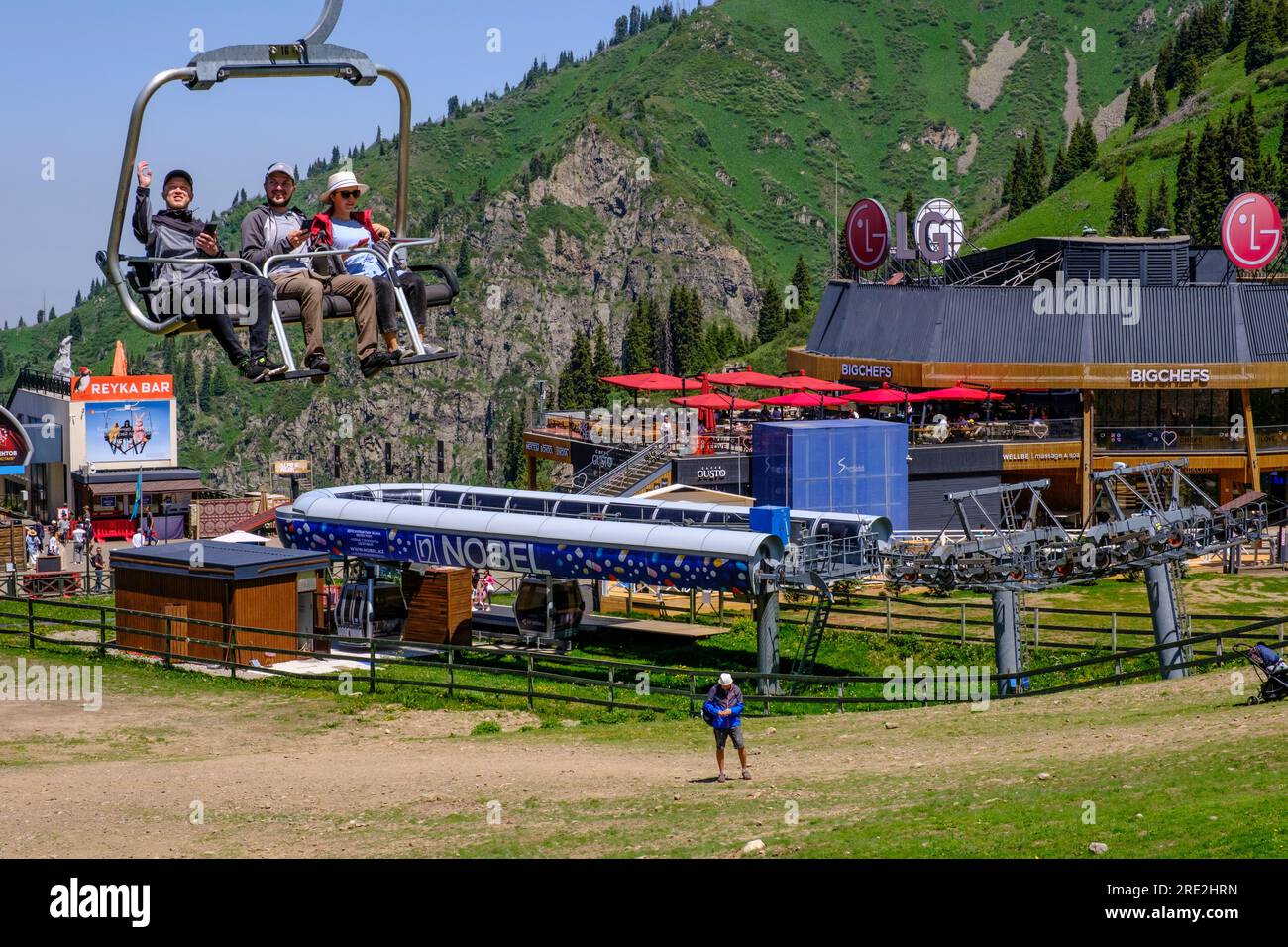 Kasachstan, Almaty. Shymbulak Standseilbahn zum Skigebiet. Stockfoto