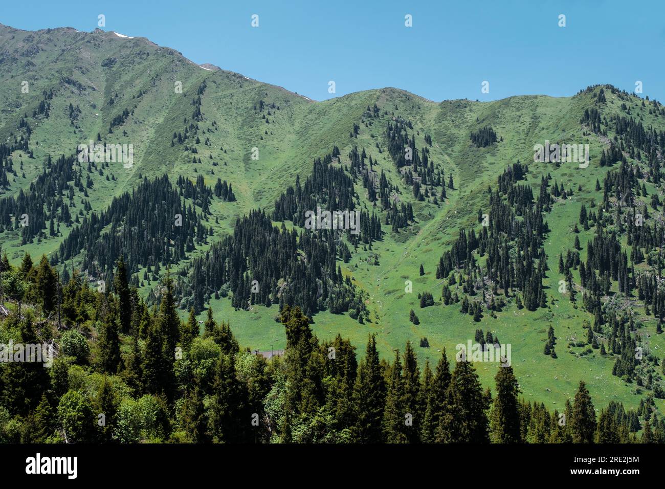 Kasachstan, Almaty. Berglandschaft vom Shymbulak Standseillift zum Skigebiet. Stockfoto