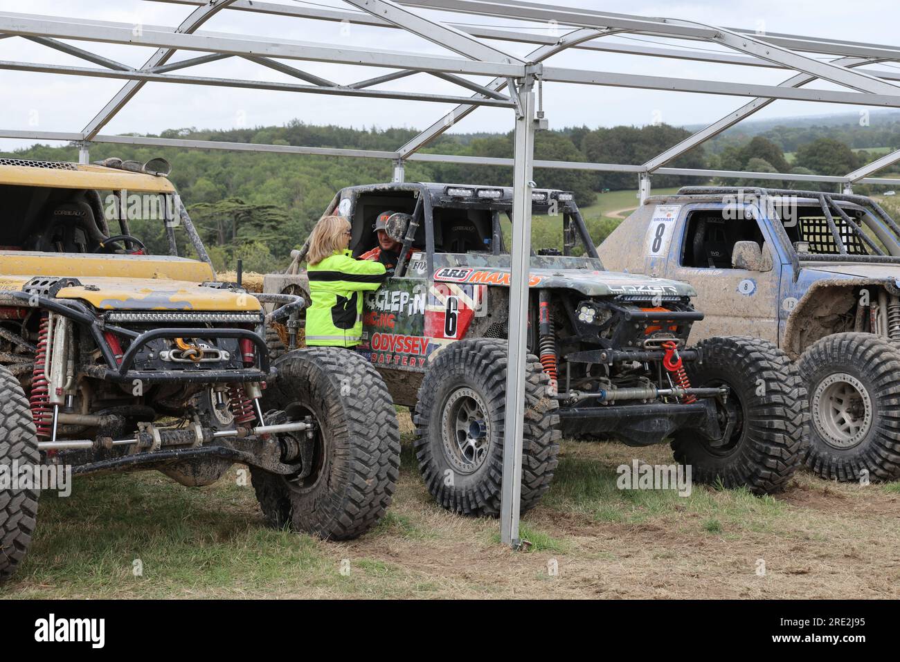 Juli 2023: Off-Road-Rennen auf dem Hügel im Geländewagen auf der Koppel beim Goodwood Festival of Speed. Stockfoto