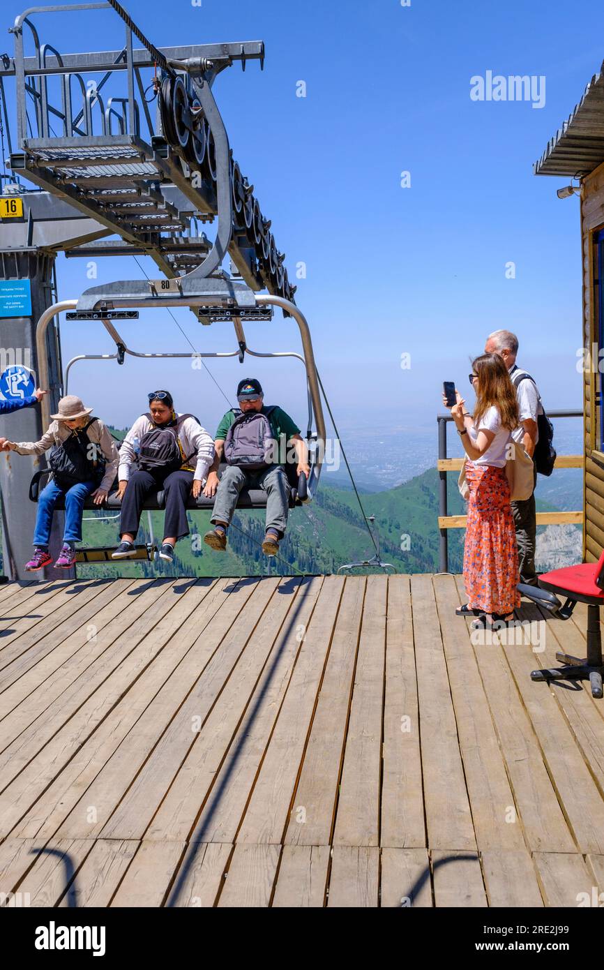 Kasachstan, Almaty. Ausstieg aus dem Shymbulak Standseillift auf La Skala Restaurant Level. Stockfoto