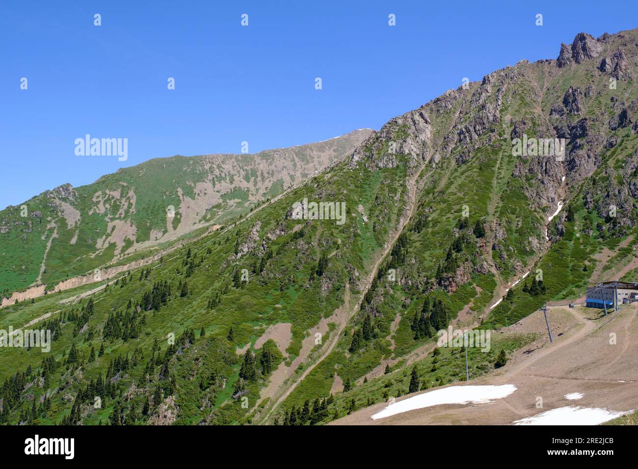 Kasachstan, Almaty. Blick vom La Skala Restaurant Bereich auf Shymbulak Standseilbahn zum Skigebiet. Stockfoto