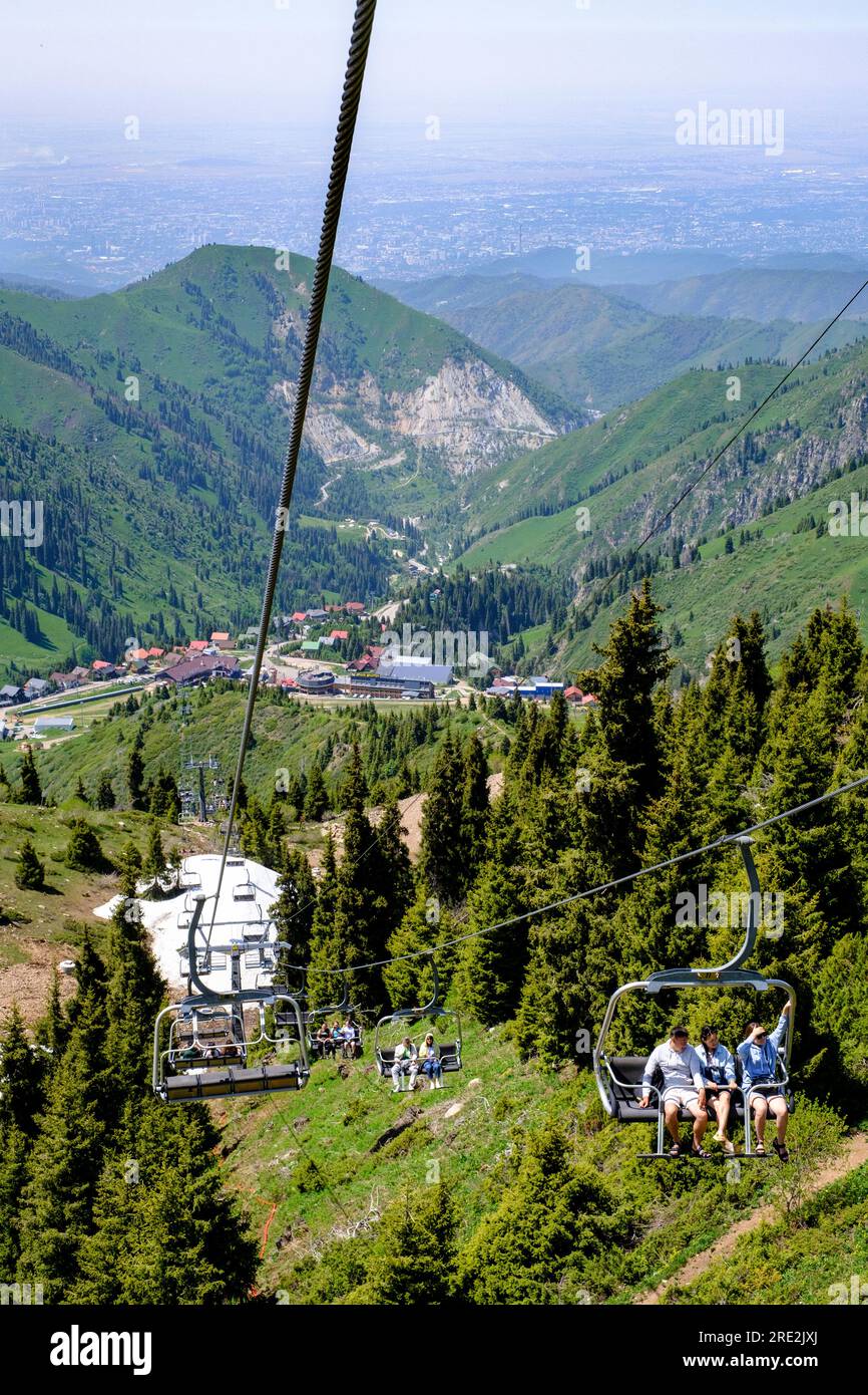 Kasachstan, Almaty. Shymbulak Standseilbahn zum Skigebiet. Almaty City im Hintergrund. Stockfoto
