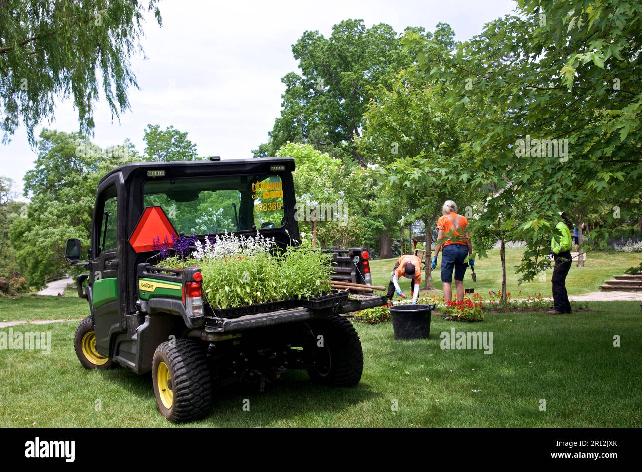 Toronto, Ontario/Kanada - 22. Juni 2023: Arbeiter, der Blumen im öffentlichen Park pflanzt Stockfoto