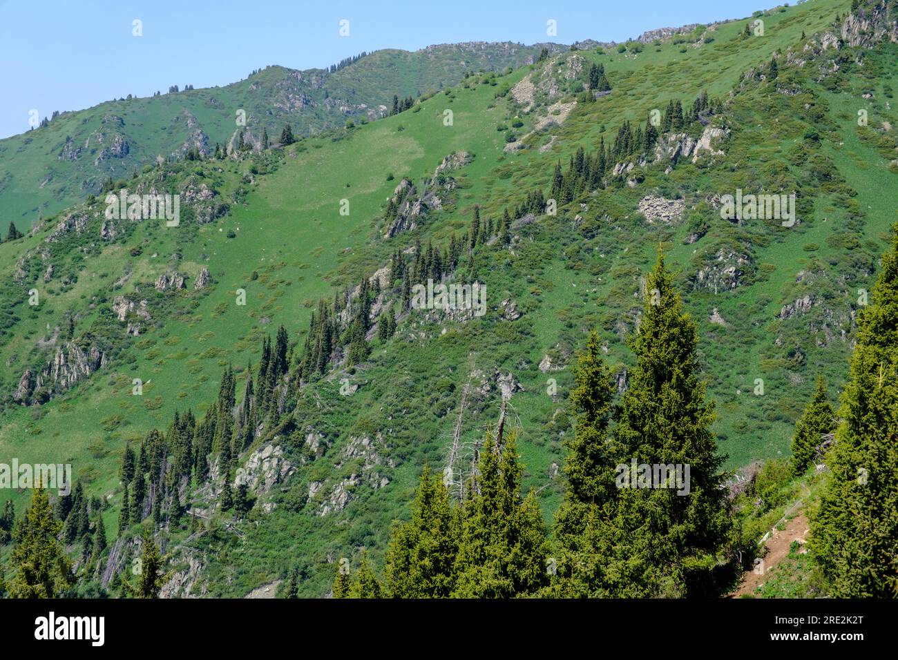 Kasachstan, Almaty. Blick auf das Berggelände vom Shymbulak Standseillift zum Skigebiet. Stockfoto