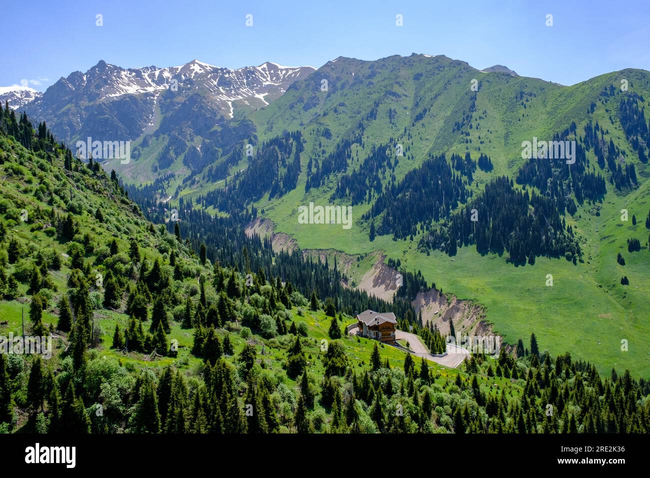 Kasachstan, Almaty. Blick auf das Berggelände vom Shymbulak Standseillift zum Skigebiet. Stockfoto