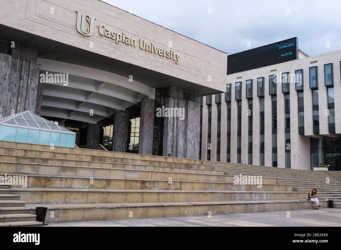 Kasachstan, Almaty. Eintritt zur Kaspischen Universität. Stockfoto