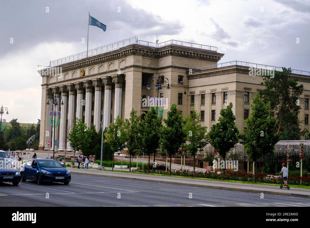 Kasachstan, Almaty. Kasachisch-Britische Technische Universität, ehemals sowjetisches Regierungsgebäude. Stockfoto