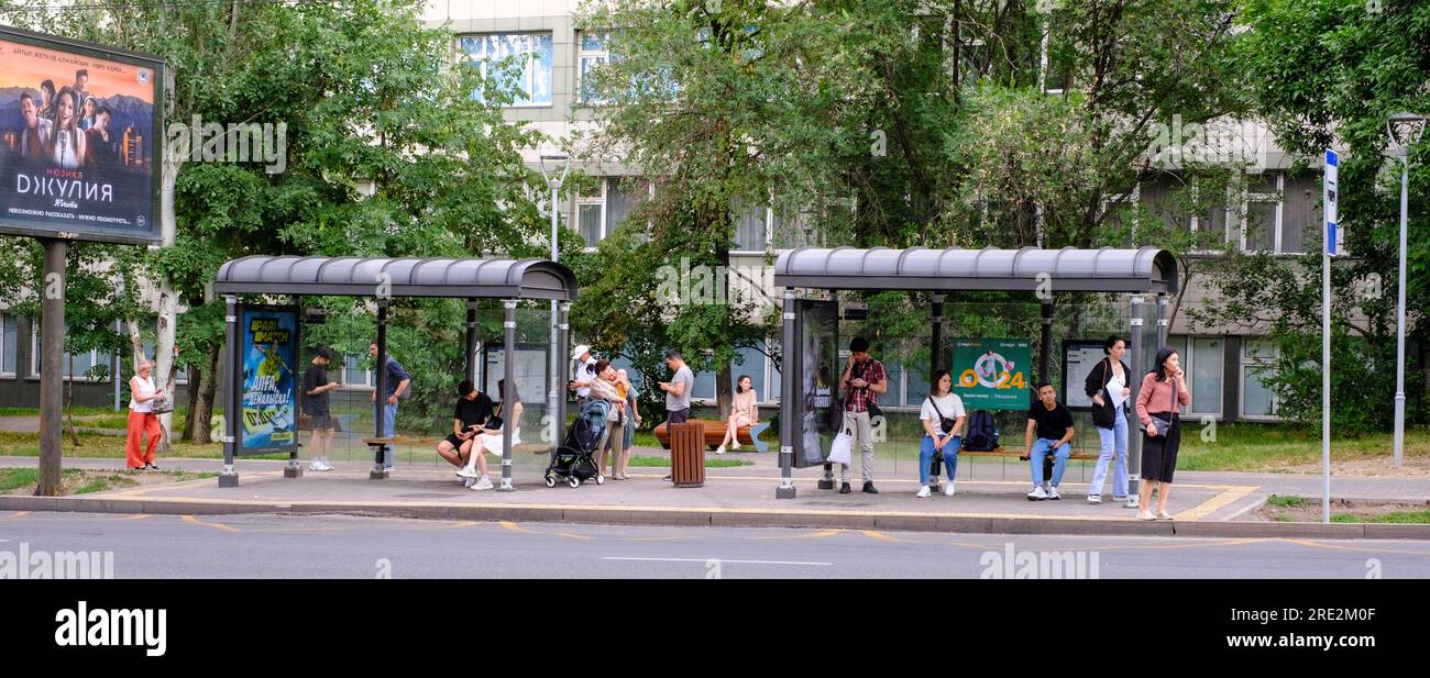 Kasachstan, Almaty. Leute, die an einer Bushaltestelle warten. Stockfoto