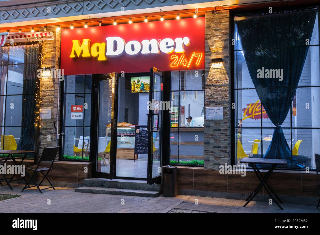 Kasachstan, Almaty. MqDoner, Fast-Food-Laden, der McDonald's imitiert. Stockfoto