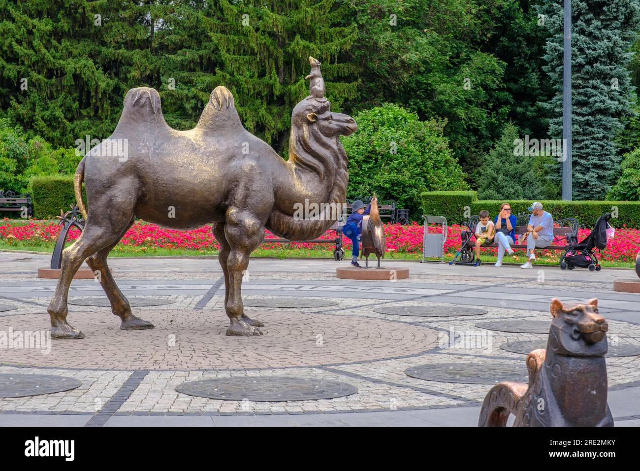 Kasachstan, Almaty. Statue des Bactrian Camel (Camelus bactrianus) im Central Park of Culture and Recreation. Stockfoto