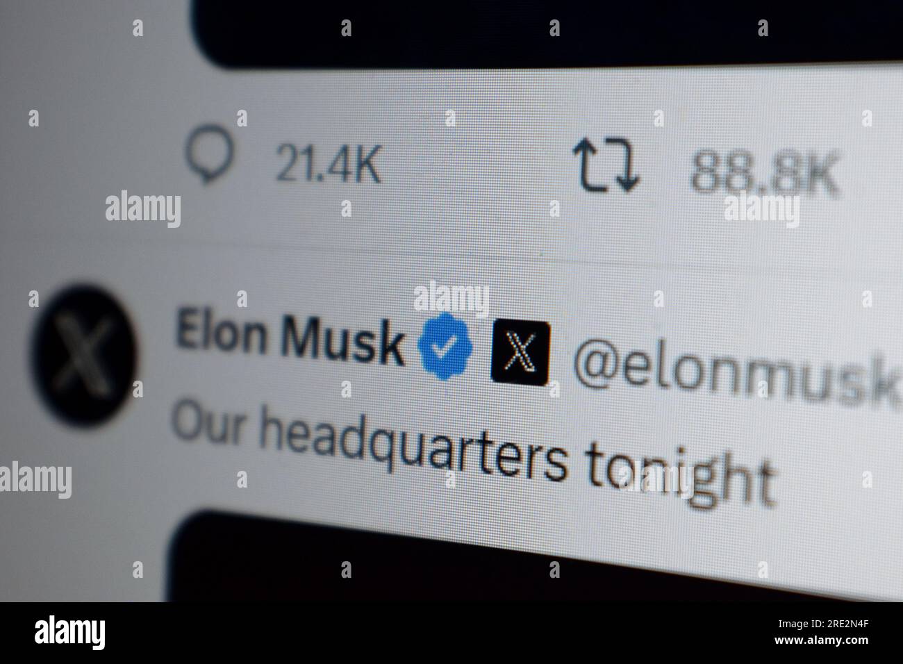 Twitter-Website für soziale Medien neues Homepage-Logo. Das Foto zeigt, dass Elon Musk das berühmte Vogellogo von Twitter durch das neue „X“-Logo änderte Stockfoto