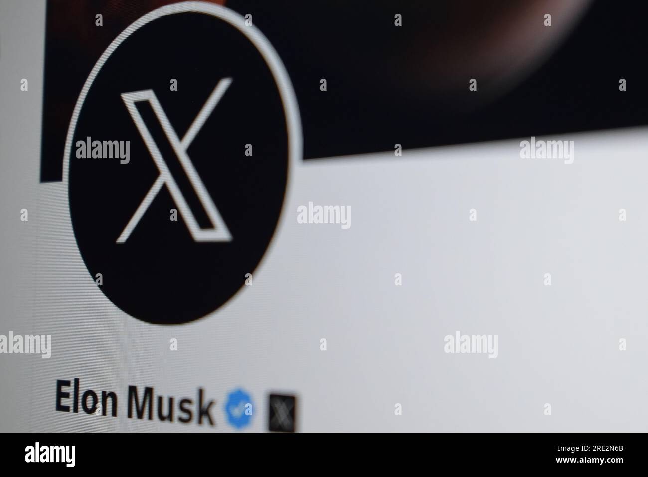 Twitter-Website für soziale Medien neues Homepage-Logo. Das Foto zeigt, dass Elon Musk das berühmte Vogellogo von Twitter durch das neue „X“-Logo änderte Stockfoto
