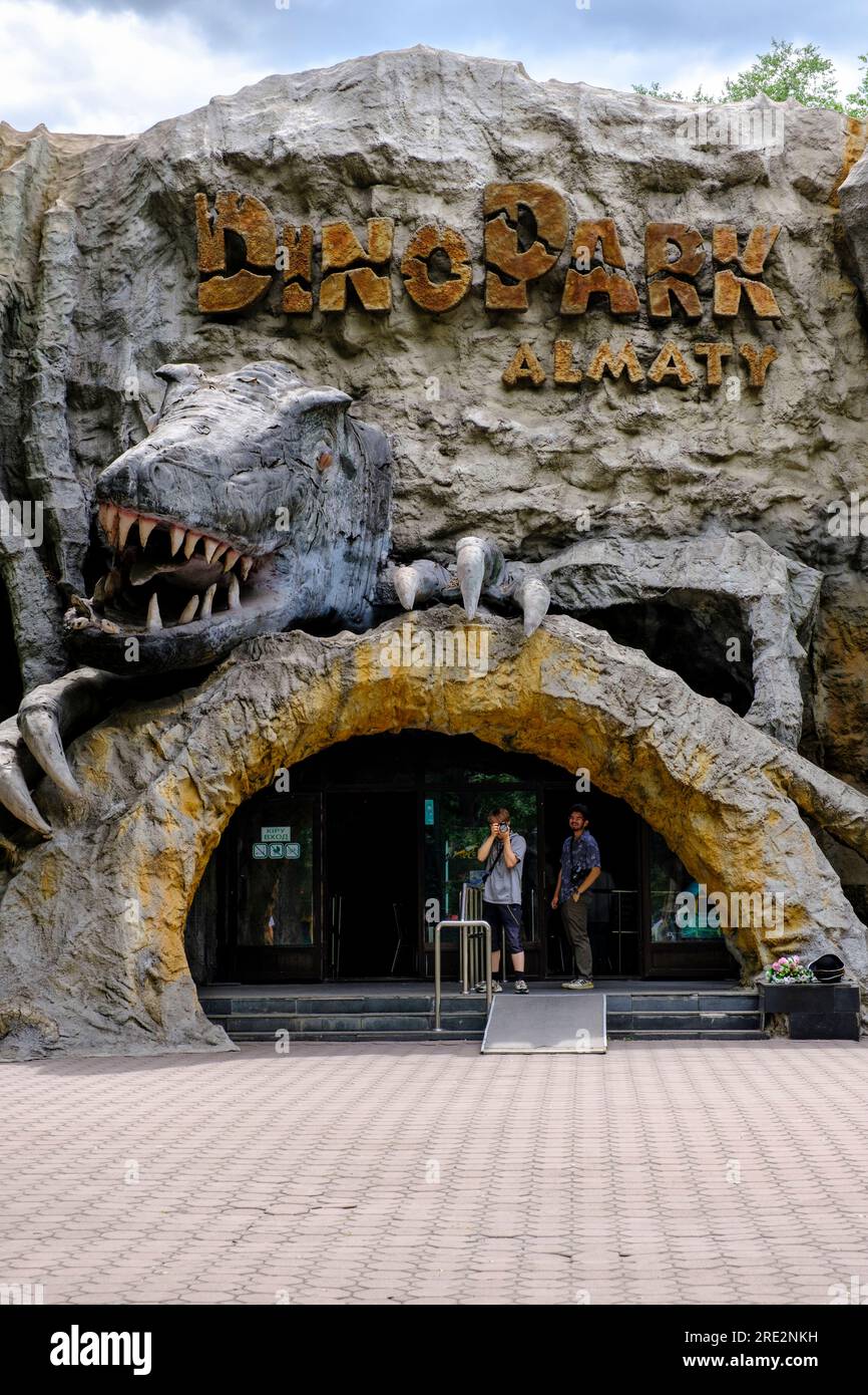 Kasachstan, Almaty. Central Park für Kultur und Erholung, Eintritt zur Dinosaurier Park Vergnügungsattraktion. Stockfoto