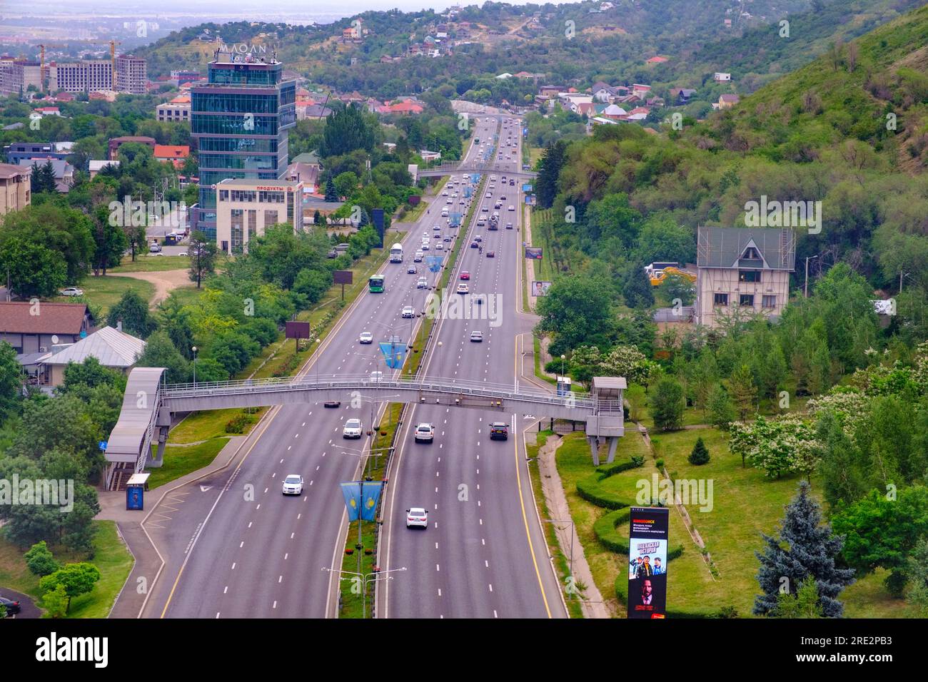 Kasachstan, Almaty. Blick auf den Almaty Highway von der Gondel auf dem Weg zum Kok-Tobe Park. Stockfoto