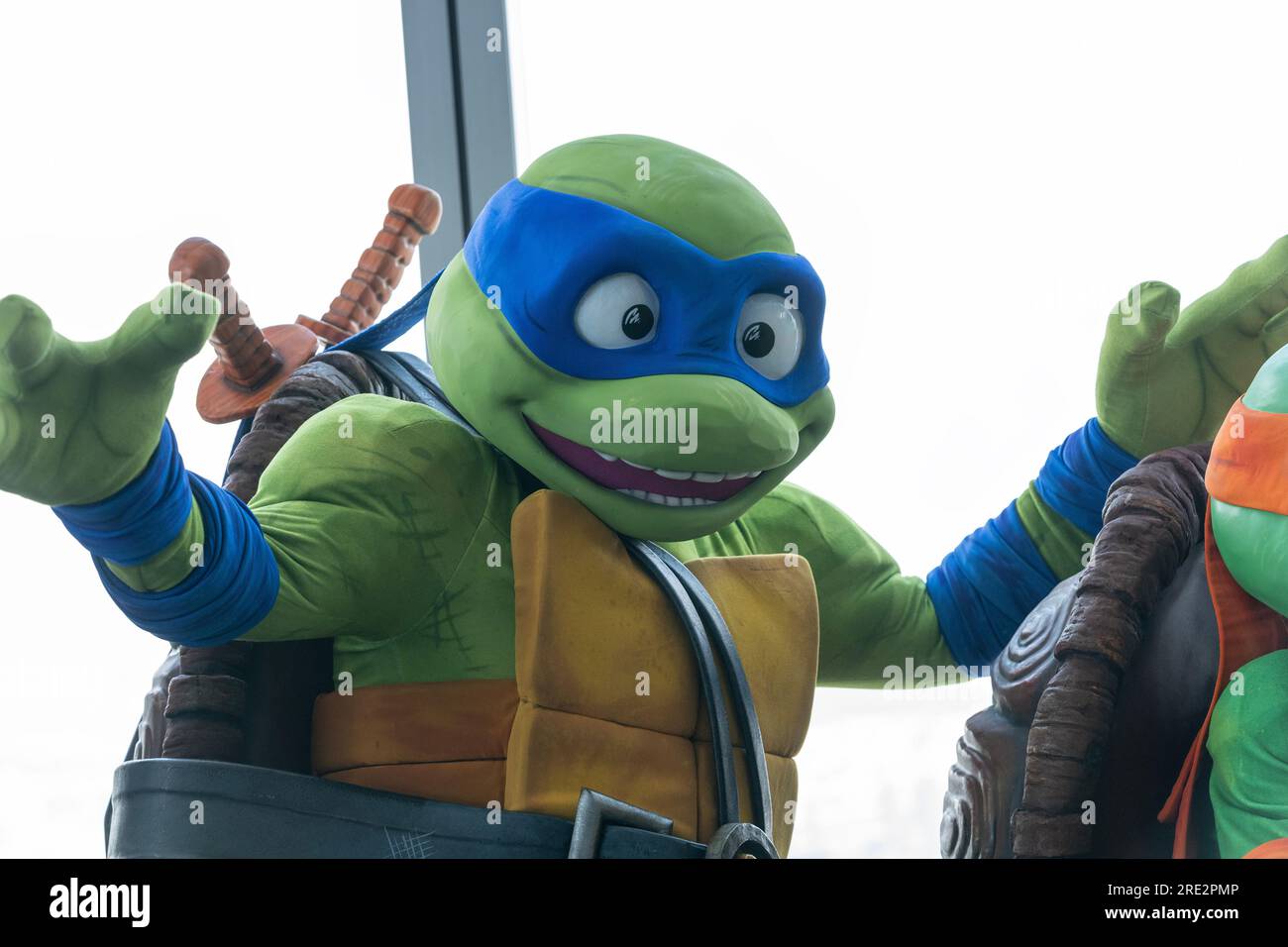 Teenage Mutant Ninja Turtles Leonardo besucht das One World Observatory in New York am 24. Juli 2023. Alle Charaktere posieren mit Besuchern in Erwartung der Veröffentlichung von „Teenage Mutant Ninja Turtles: Mutant Mayhem“ Stockfoto