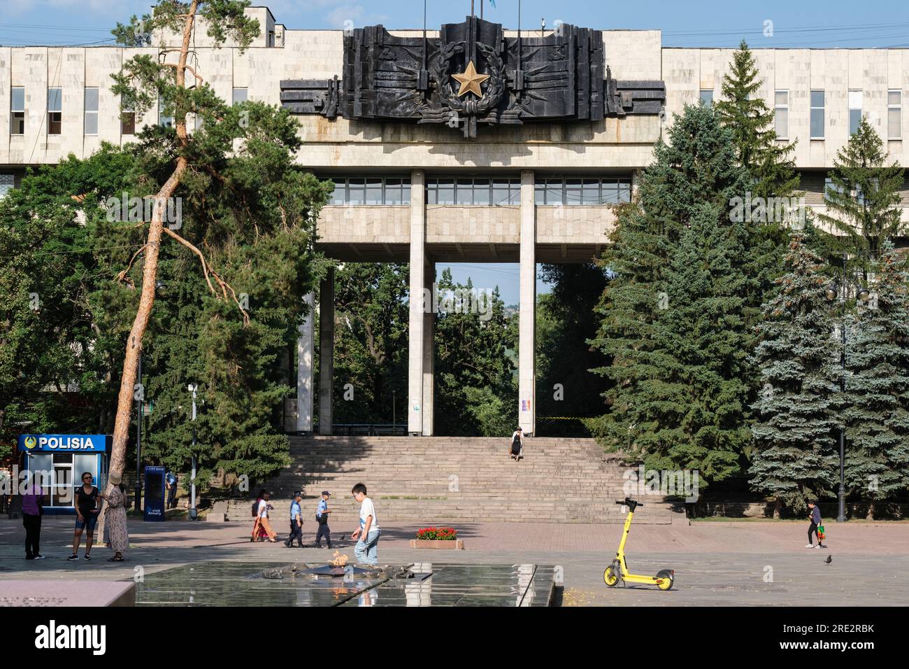 Kasachstan, Almaty. Regierungsgebäude aus der Sowjetzeit, Panfilov Guardsmen Park. Stockfoto