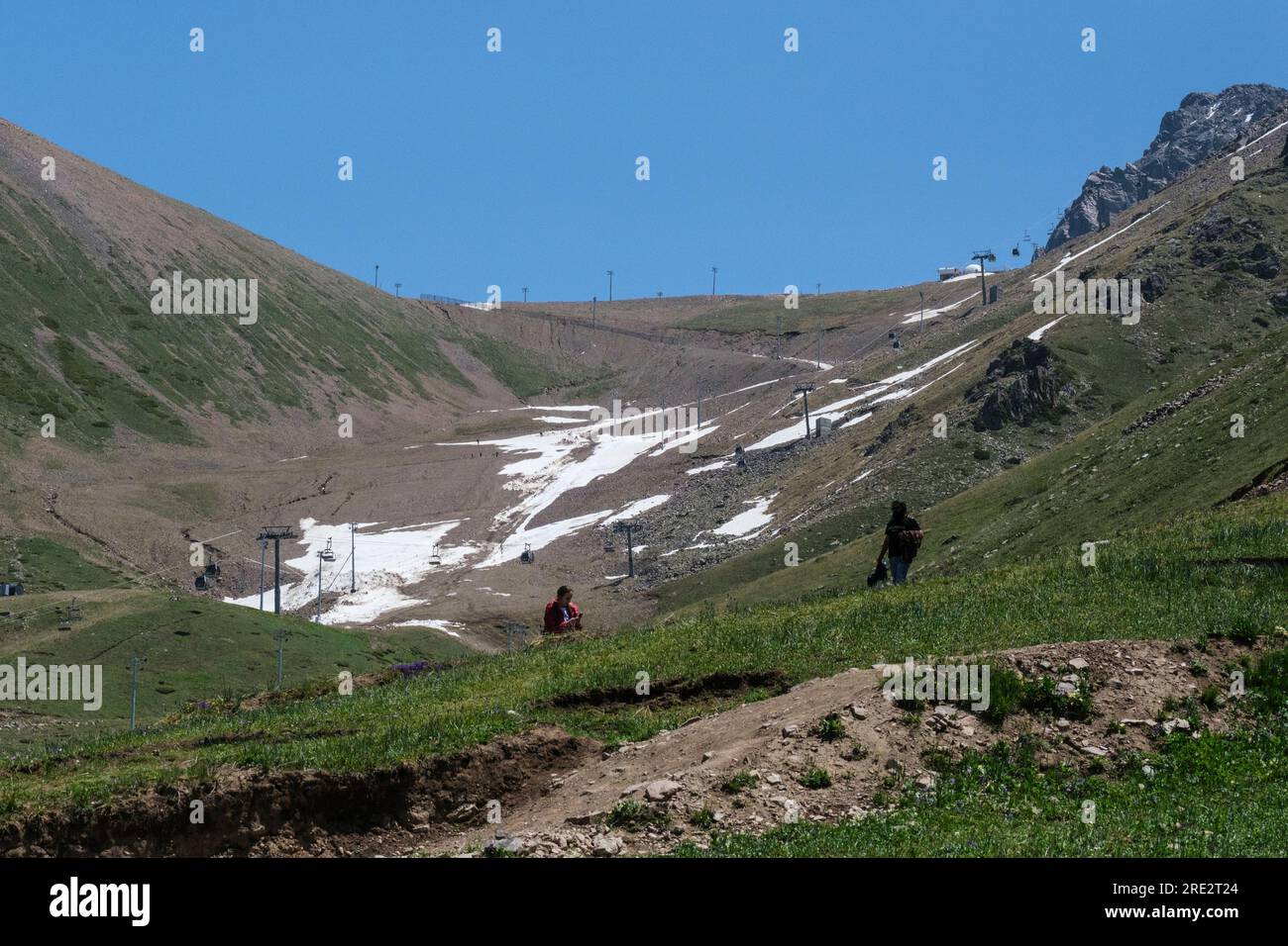Kasachstan, Skigebiet Shymbulak. Malerische Aussicht und Sessellift vom La Skala Restaurant. Stockfoto