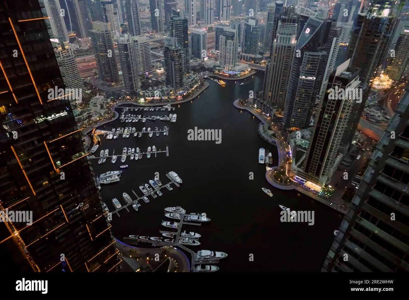 Marina bei Nacht, Dubai, VAE Stockfoto