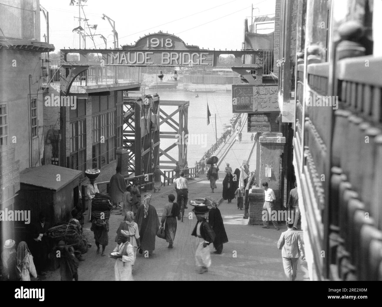 Bagdad, Irak: 1932 das Oberhaupt der Maude-Brücke auf der Ostseite des Tigris-Flusses. Stockfoto