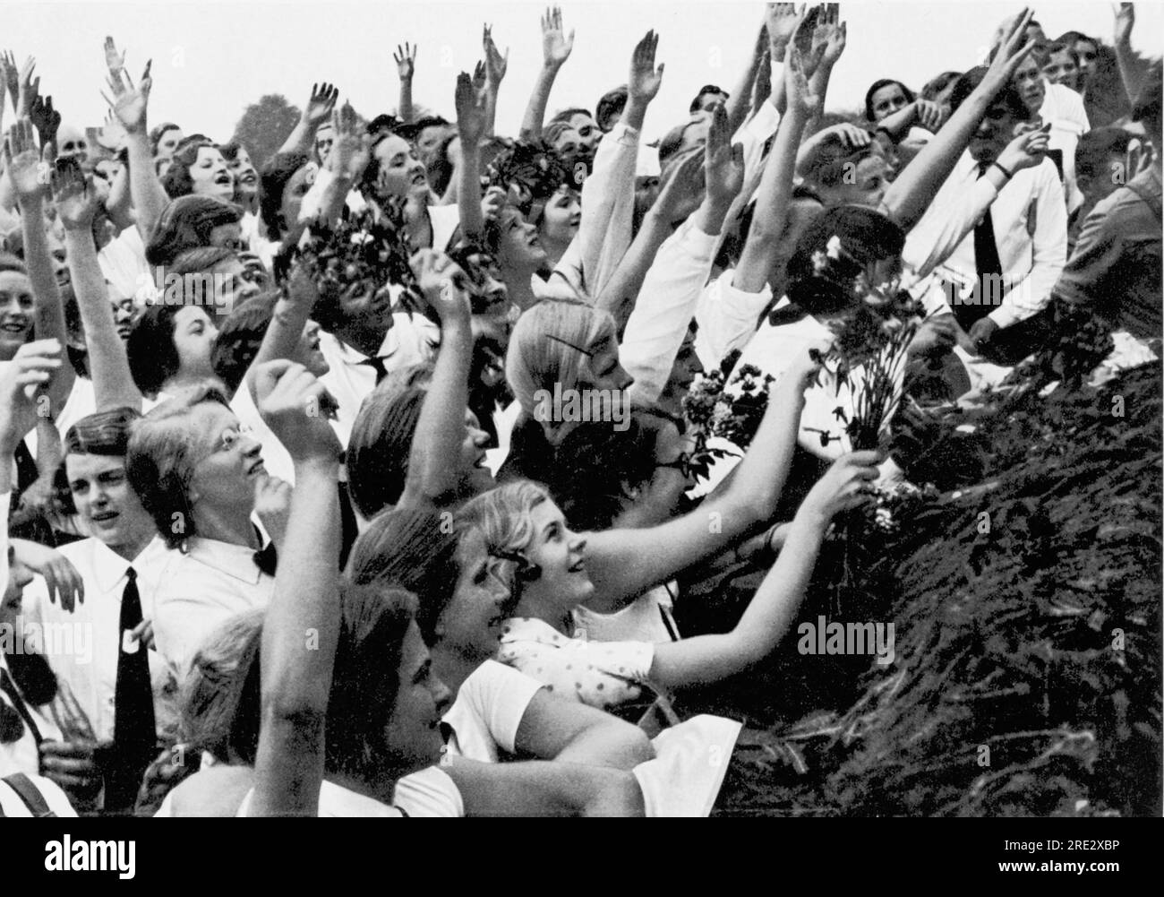 Deutschland: ca. 1934 Menschenmassen von Deutschen, die Adolph Hitler während eines Auftritts jubeln und salutieren. Stockfoto