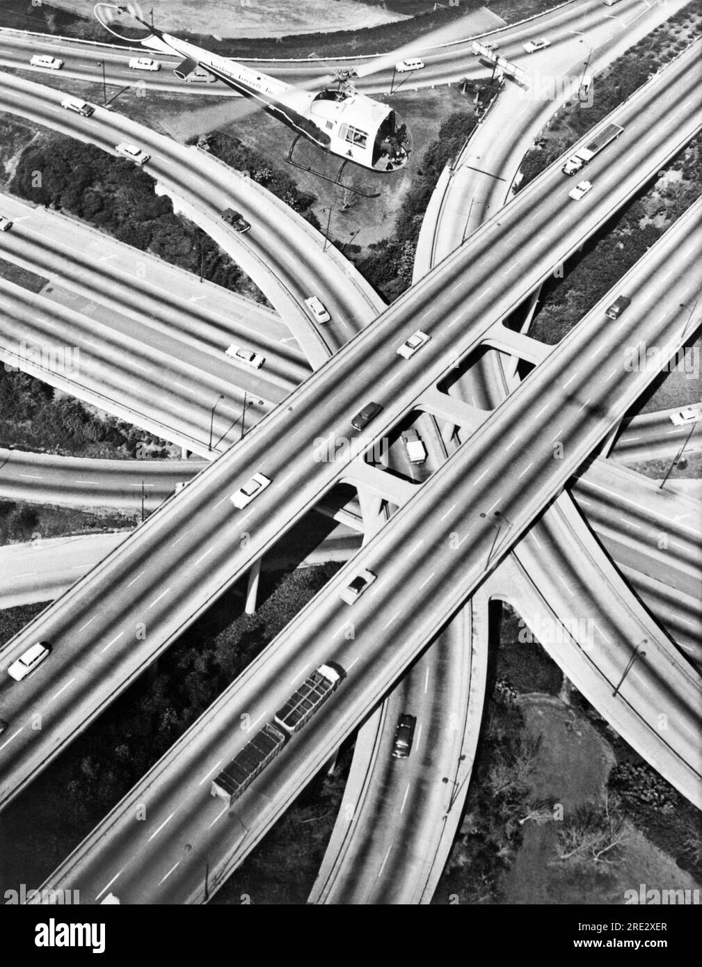 Los Angeles, Kalifornien: ca. 1965. Ein Autobahnkreuz in Los Angeles. Stockfoto