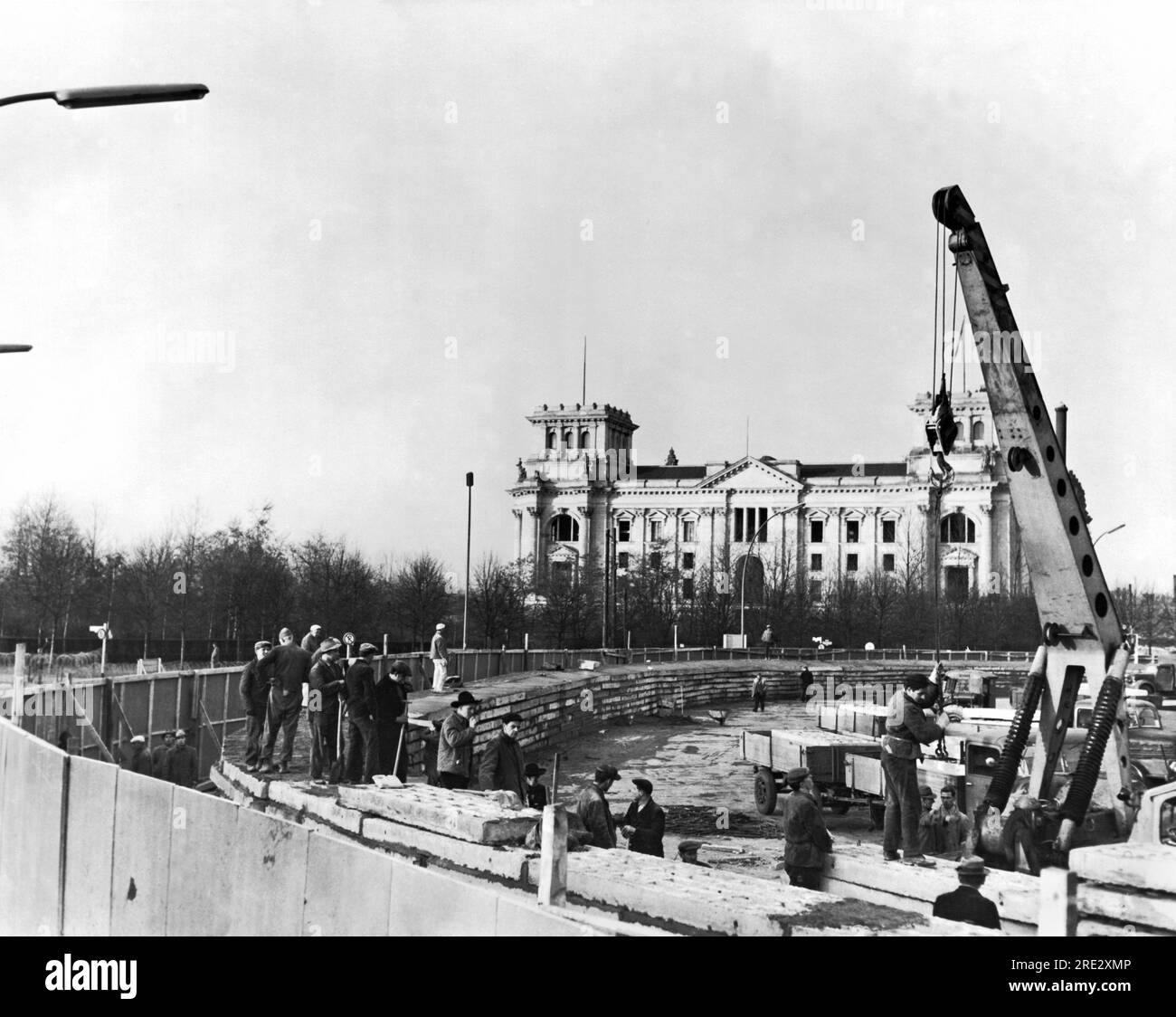 Berlin, Westdeutschland: 30. November 1961. Bau der Mauer zwischen Ost- und Westberlin durch die Ostdeutschen vor dem Brandenburger Tor. Stockfoto