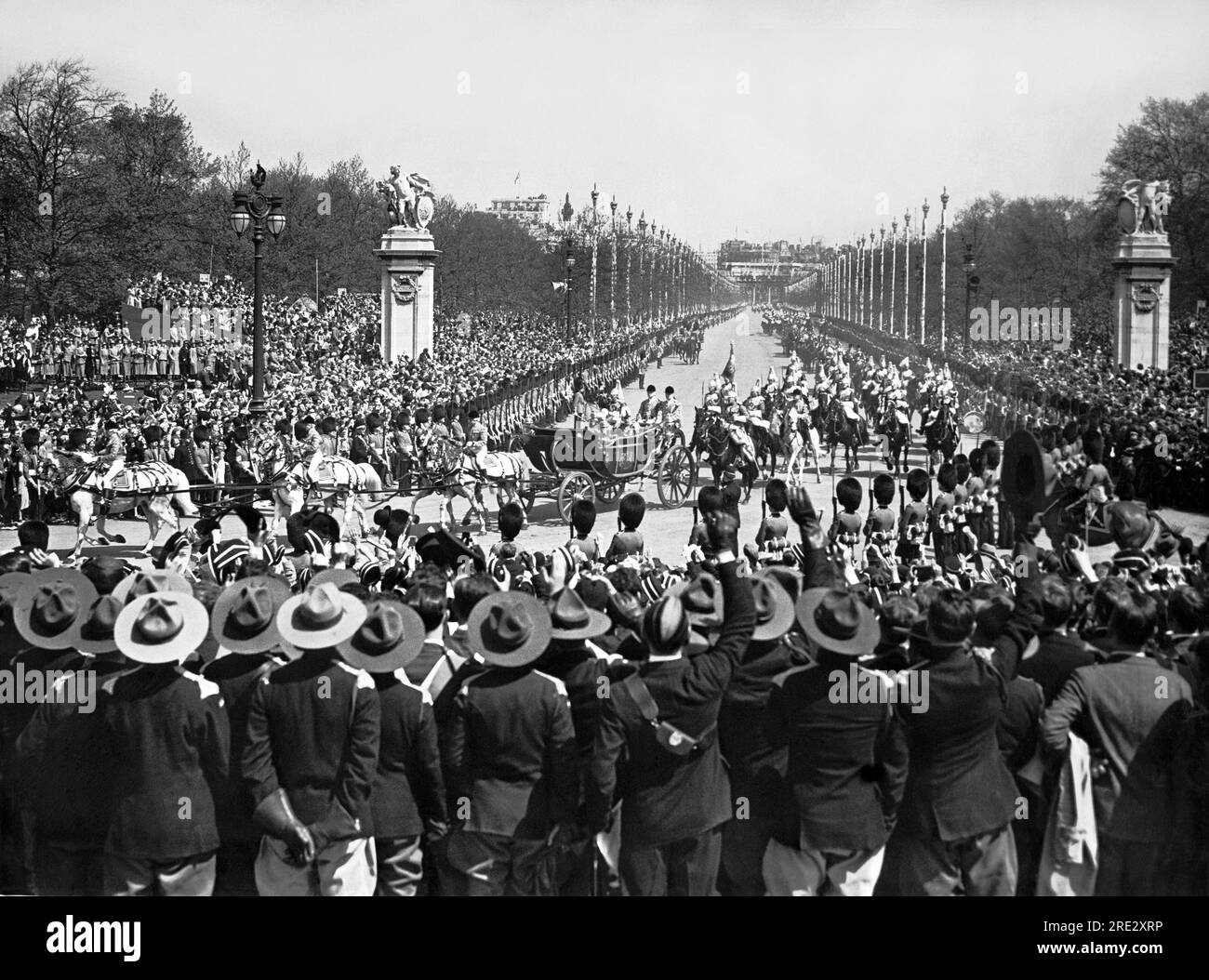 London, England: 1935 The Kings Carriage führt die Jubiläumsbewegung entlang des Einkaufszentrums auf der Rückfahrt von St. Paul's zum Buckingham Palace. Stockfoto