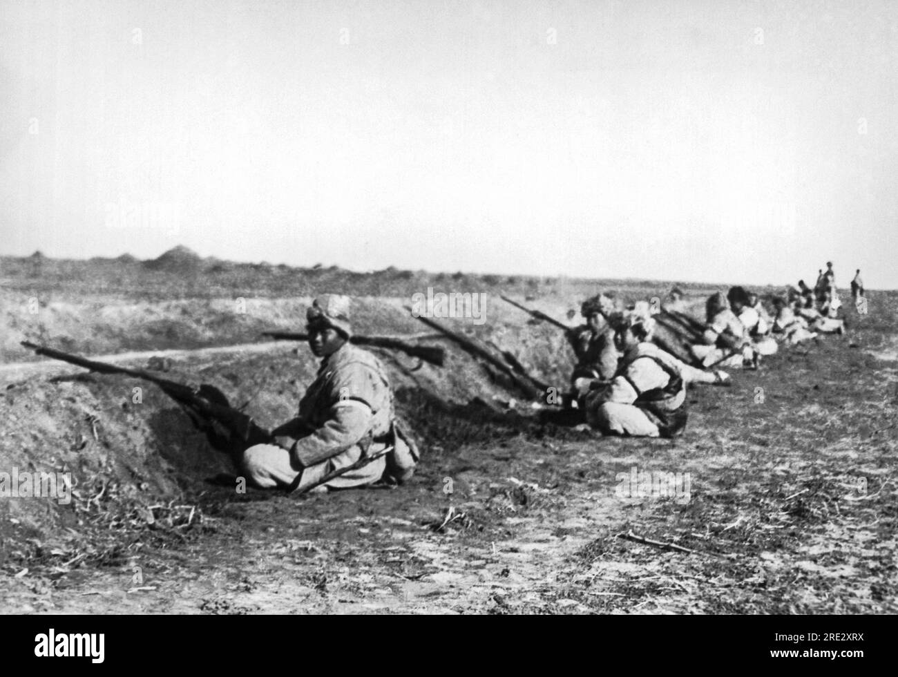 Tientsin, China: 31. März 1926 Soldaten hinter den Sandbarrikaden an der Grenze der japanischen Konzession in Tientsin während des chinesischen Bürgerkriegs. Stockfoto