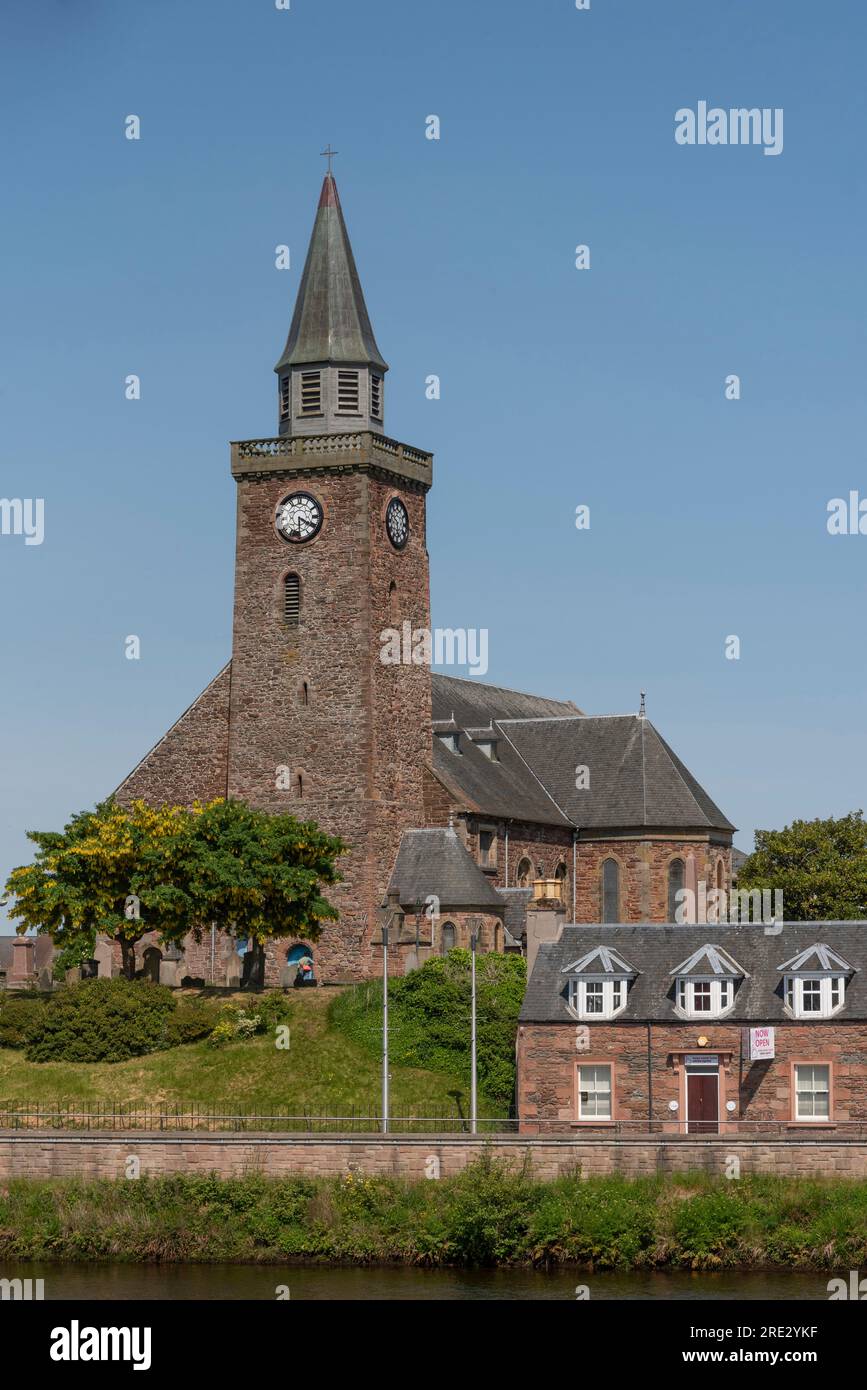 Inverness, Schottland, Großbritannien. 3. Juni 2023 Die Old High Church in Inverness und Geschäftsräume am Wasser. Stockfoto