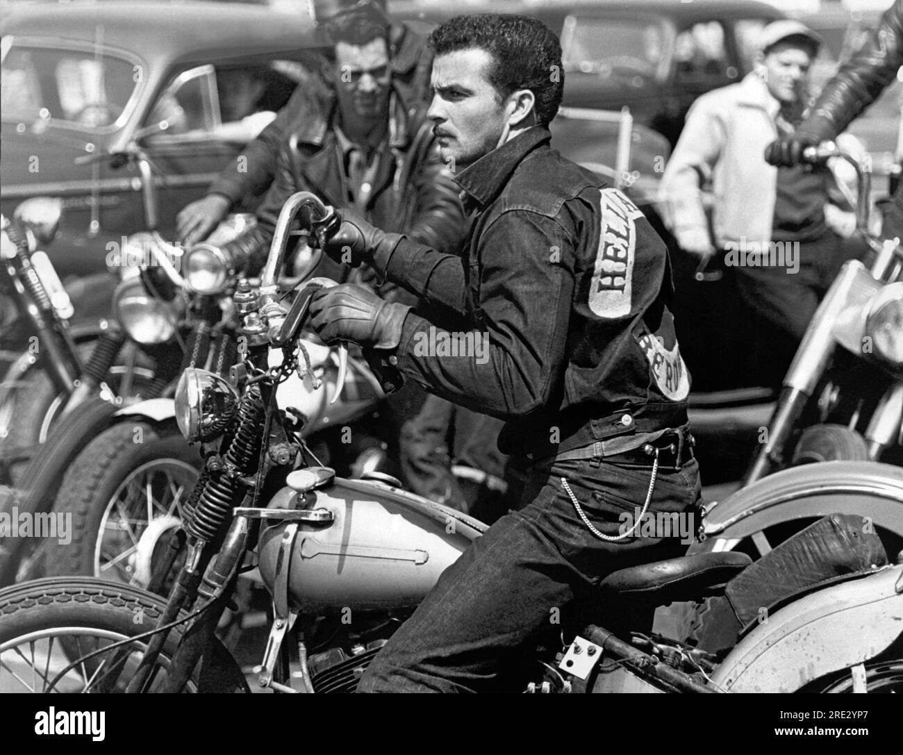 San Francisco, Kalifornien: ca. 1954 Ein Hells Angel aus San Bernadino auf seinem Motorrad bei einer Versammlung in San Francisco. Stockfoto