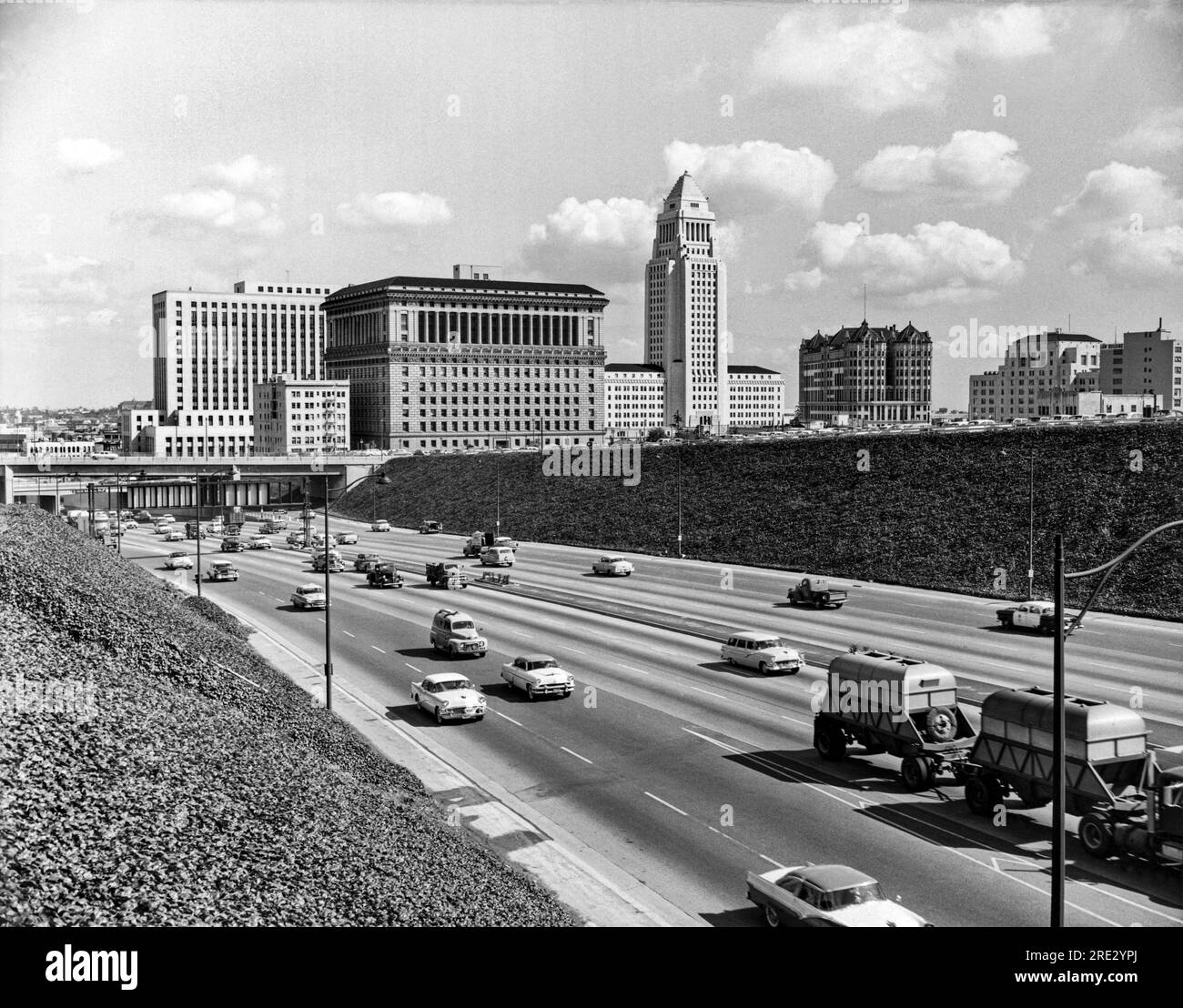 Los Angeles, Kalifornien: ca.1956. Die Route 101 Freeway mit dem Rathausturm und Downtown Los Angeles im Hintergrund. Stockfoto
