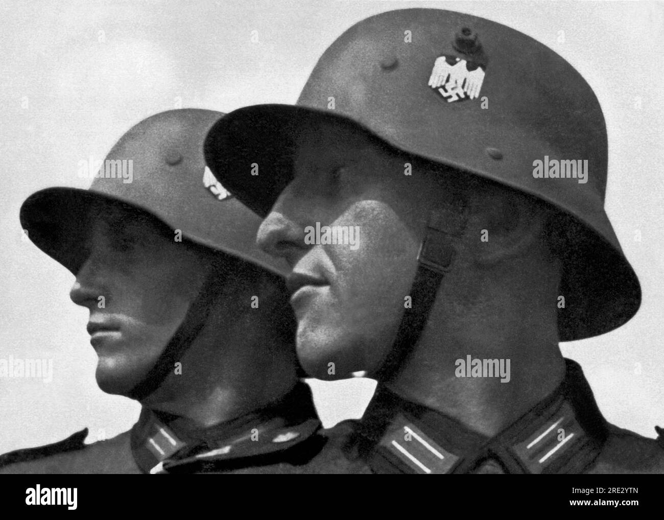 Deutschland: ca. 1935 Ein Porträt von zwei deutschen Soldaten. Stockfoto