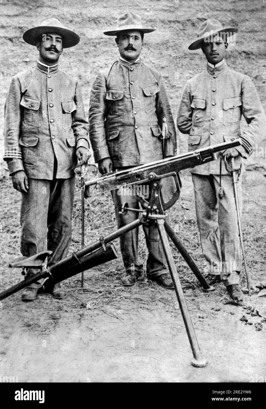 Mexiko: 20. November 1913. Die Befehlshaber des hoch angesehenen mexikanischen Maschinengewehrregiments der Rebellen. Hauptmann Antonio Guirrero, Oberst Alvaro Obregon, Hauptmann Jose Rocha. Stockfoto