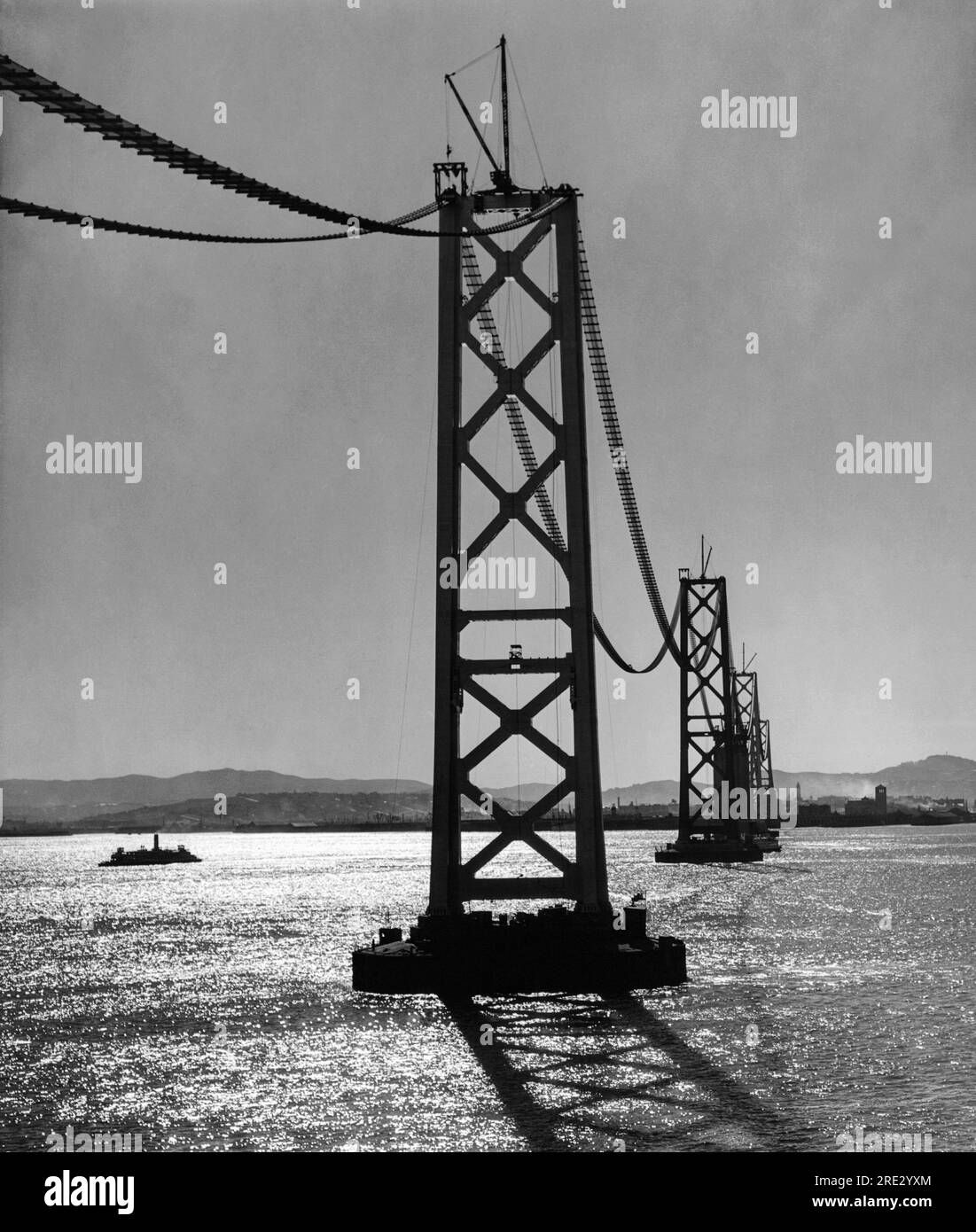 San Francisco, Kalifornien: 27. Oktober 1935 Blick von Yerba Buena Island auf die im Bau befindliche San Francisco-Oakland Bay Bridge. Stockfoto