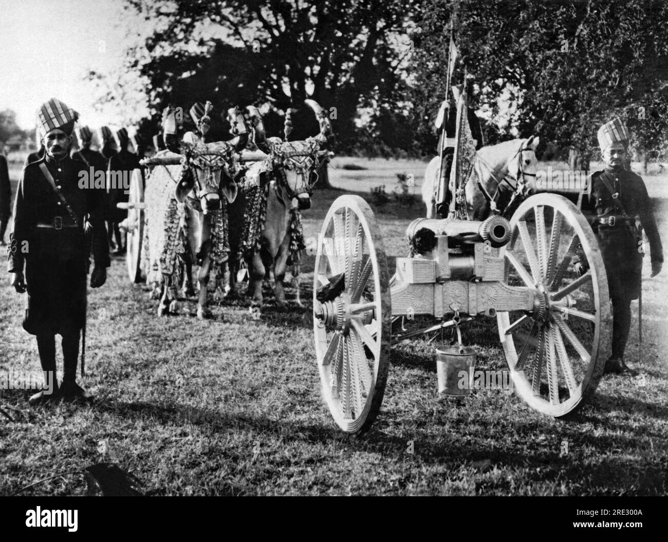 Baroda, Indien: 5. Januar 1922. Diese Kanone ist aus massivem Silber, mit Gold geprägt, und wird von zwei gezogen, während Kugeln mit Edelmetallen und Edelsteinen als Teil der Unterhaltungsparade des Gaekwar of Baroda für den Prinzen von Wales während seines Besuchs hier. Stockfoto